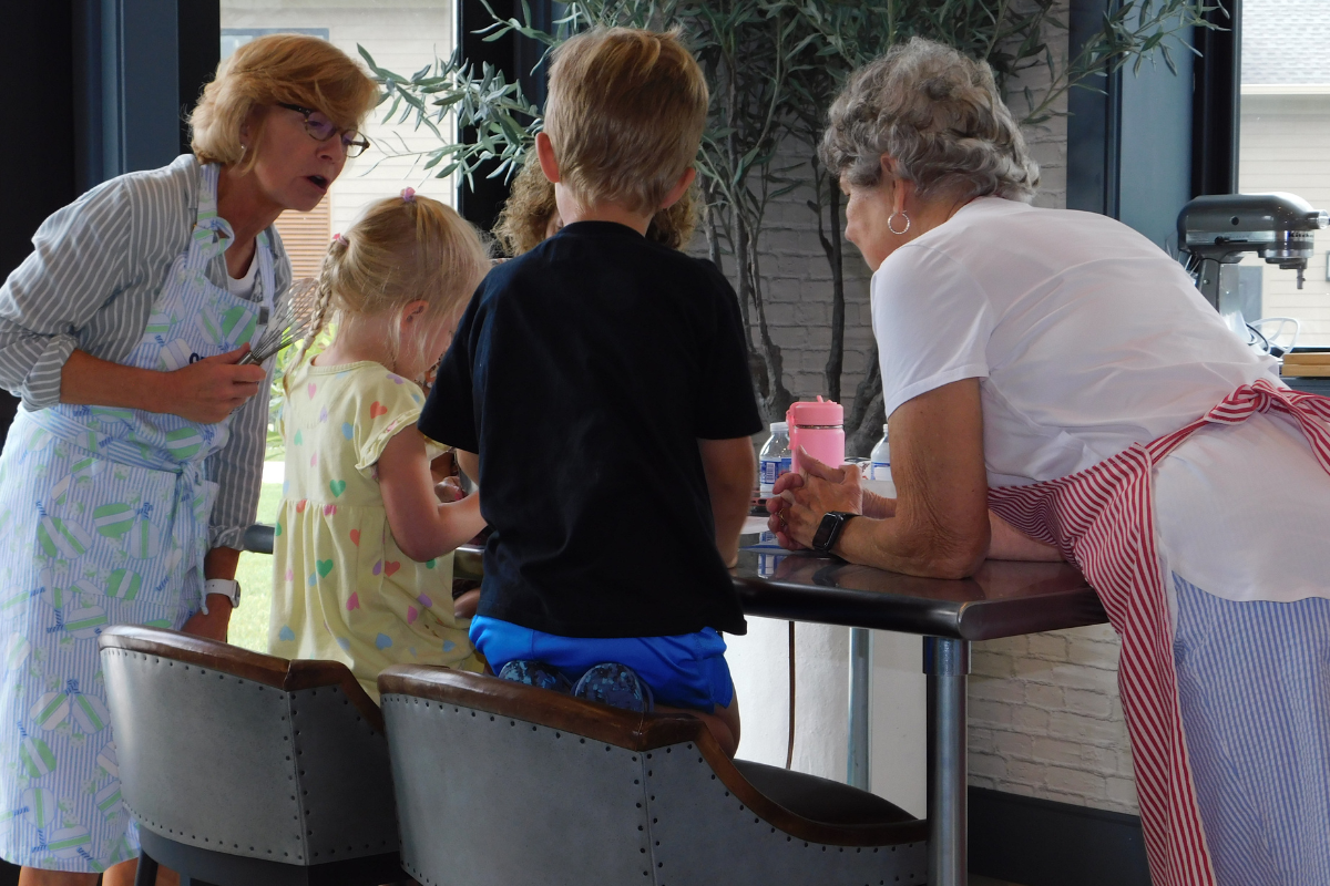 Grandparents and grandkids sitting in a table.