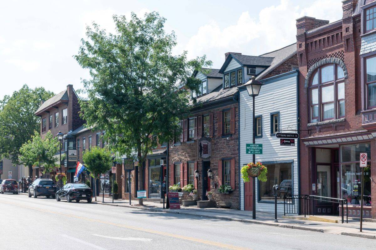 Downtown Gettysburg featuring local businesses.